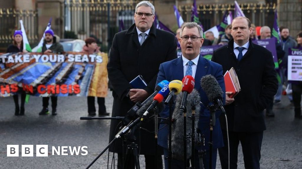 Stormont: Sinn Féin urges Donaldson not to waste talks momentum