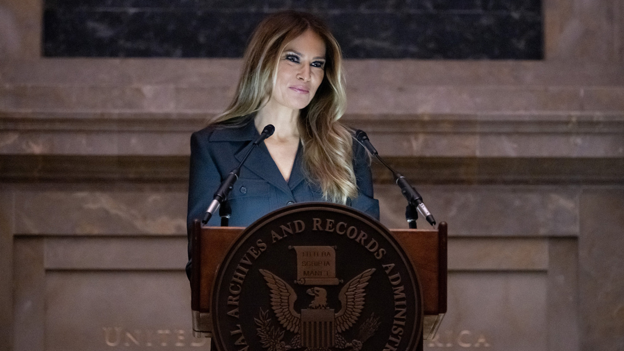 Melania Trump shares personal story at naturalization ceremony