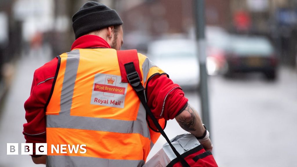 Royal Mail's Saturday post should stay, government says