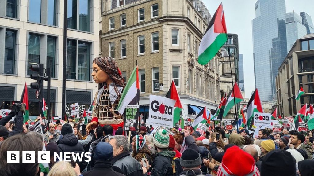 Thousands attend pro-Palestinian march in London
