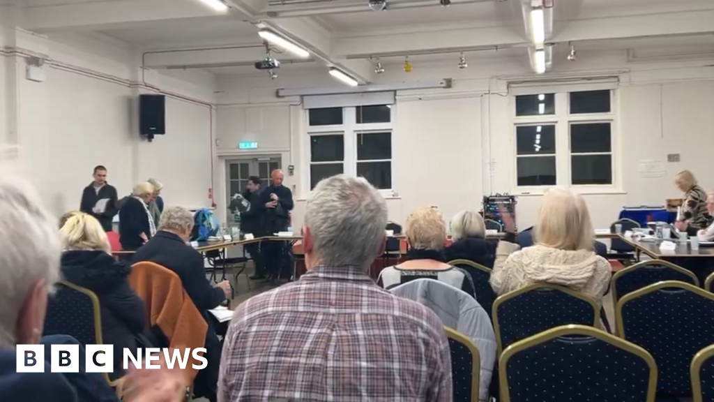 Chaotic Leigh-on-Sea council exchanges prompt police call