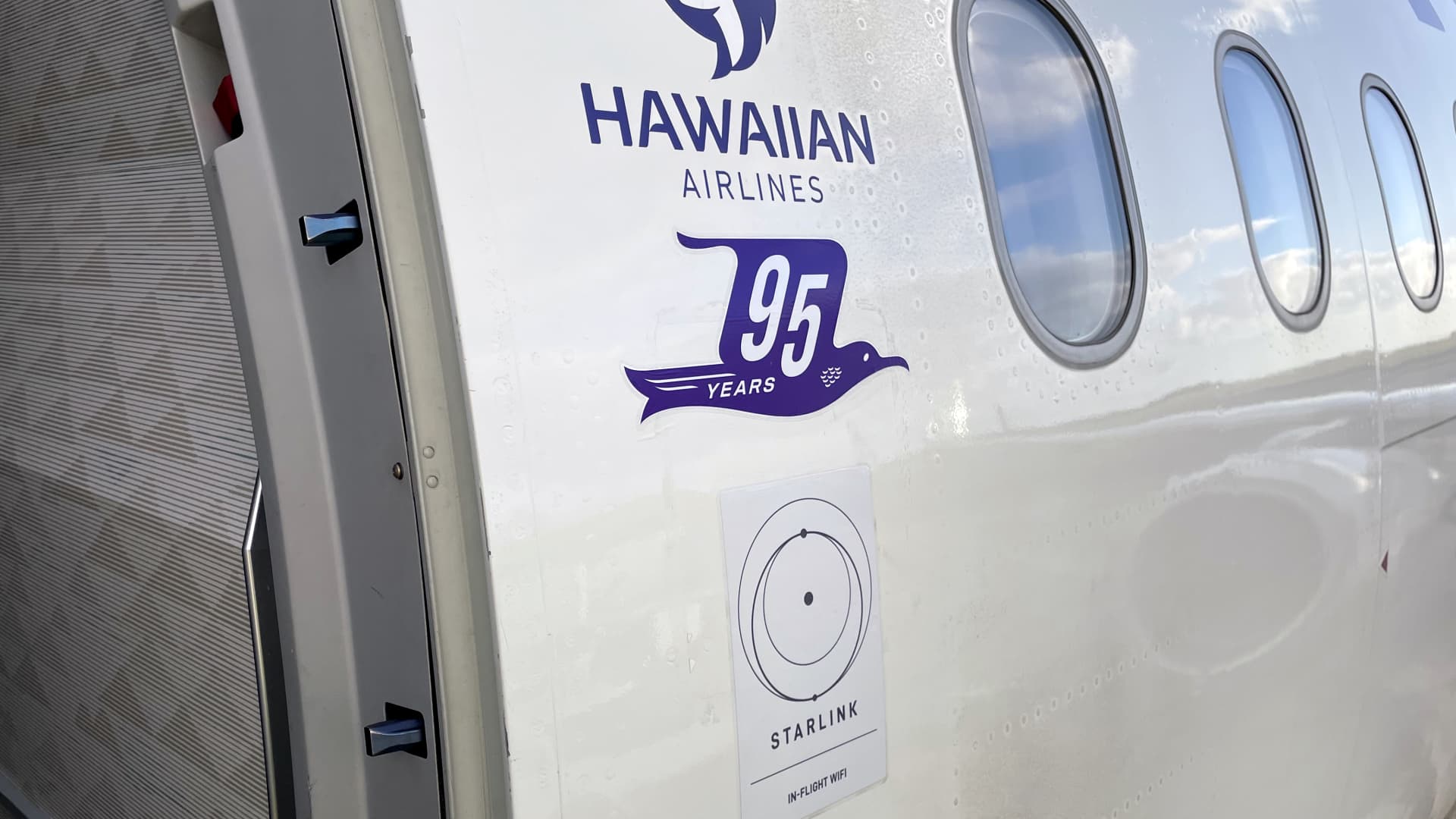 Hawaiian Airlines debuts SpaceX Starlink free inflight Wi-Fi