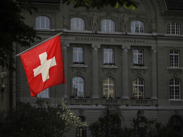 Swiss franc strengthens as gold prices near all-time highs