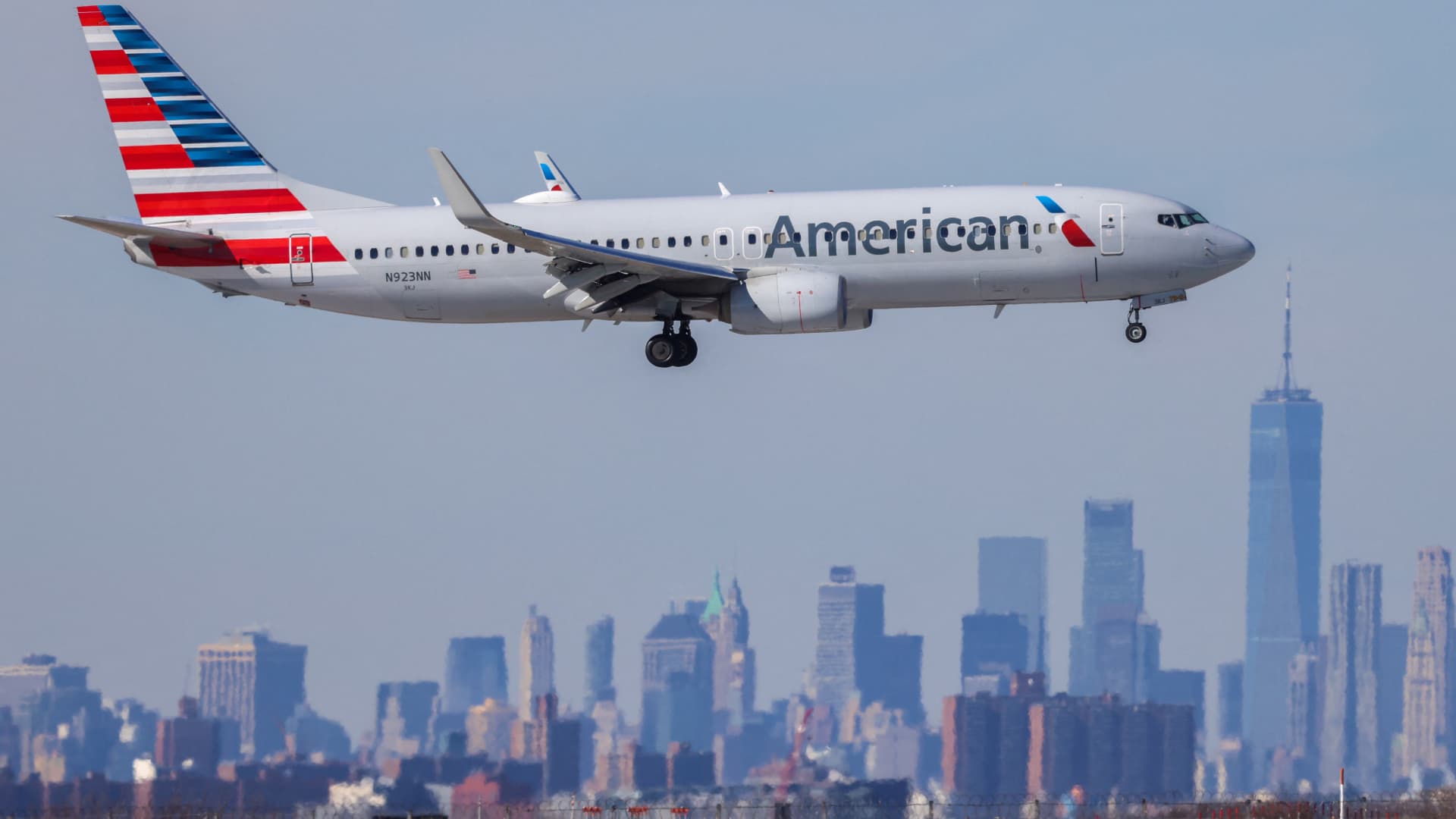 American Airlines orders hundreds of planes from Boeing, Airbus, Embraer