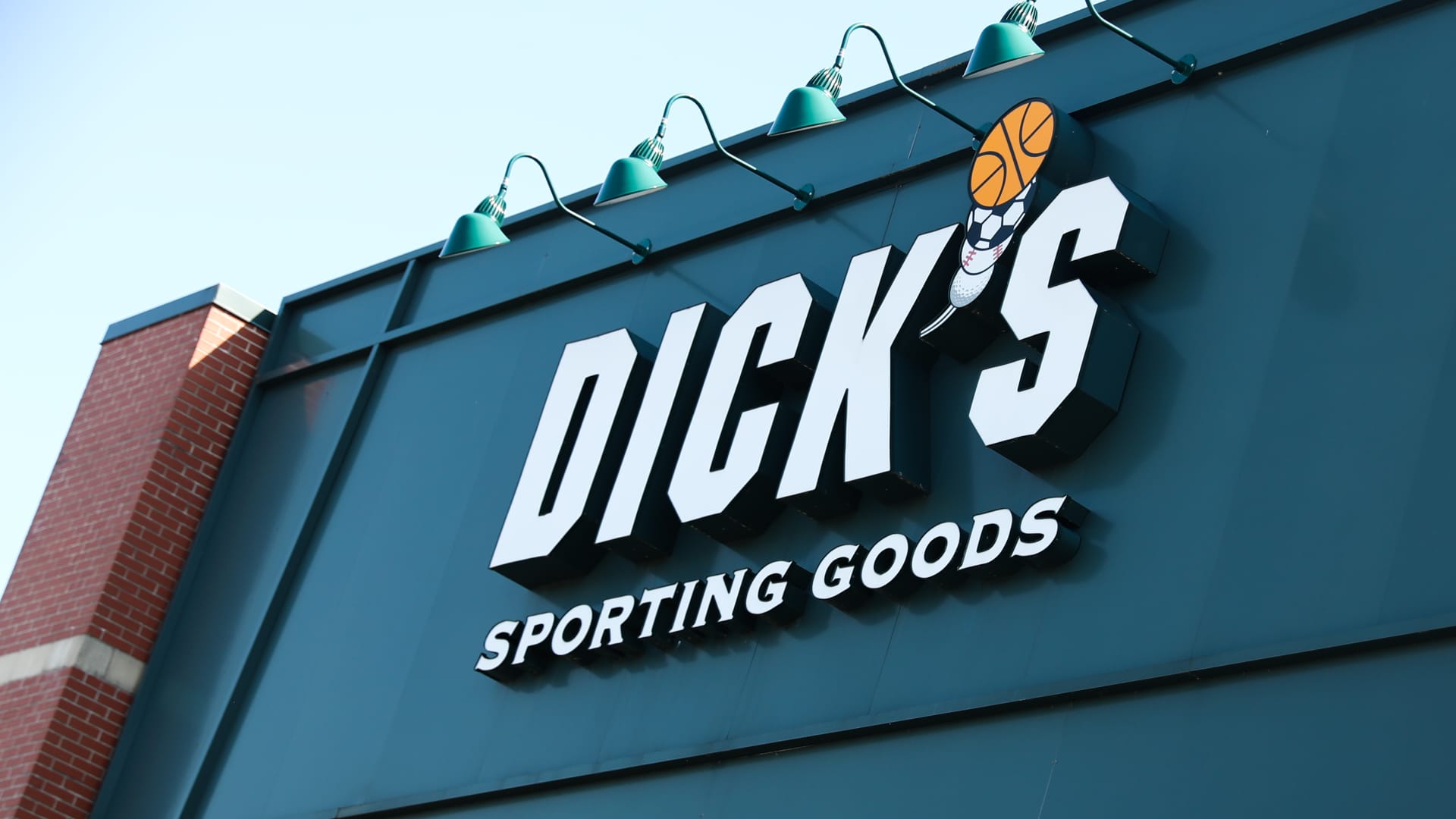Dick’s Sporting Goods (DKS) earnings Q4 2023