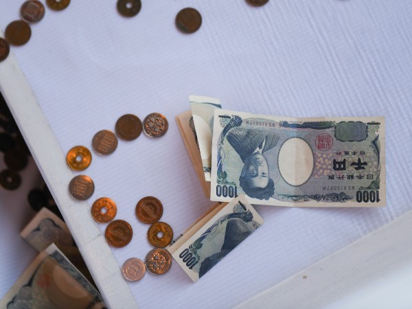 Japanese yen hits 30-year low amid dollar strength