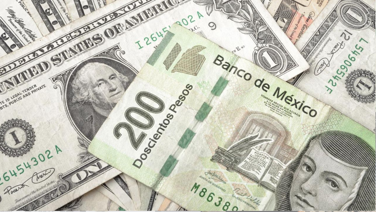 The Mexican peso trades with gains following local inflation figures