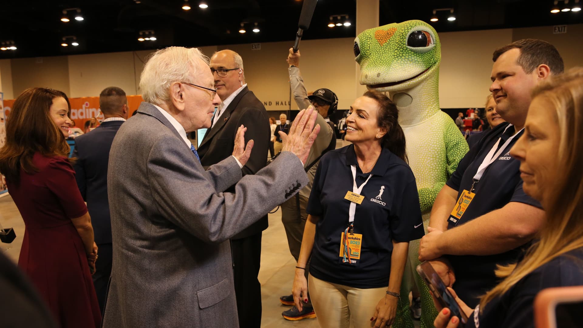 FXNEWS24 Berkshire Hathaway's 2024 meeting is Saturday. Here's how to