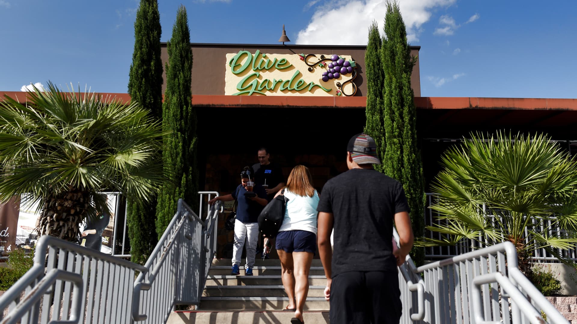 Fast food diners switch to casual chains, Darden CEO says