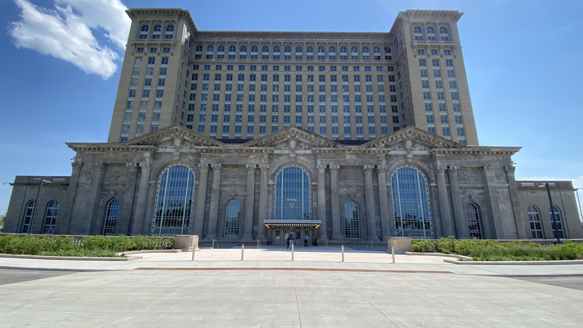Ford restores Detroit train station for $950 million campus
