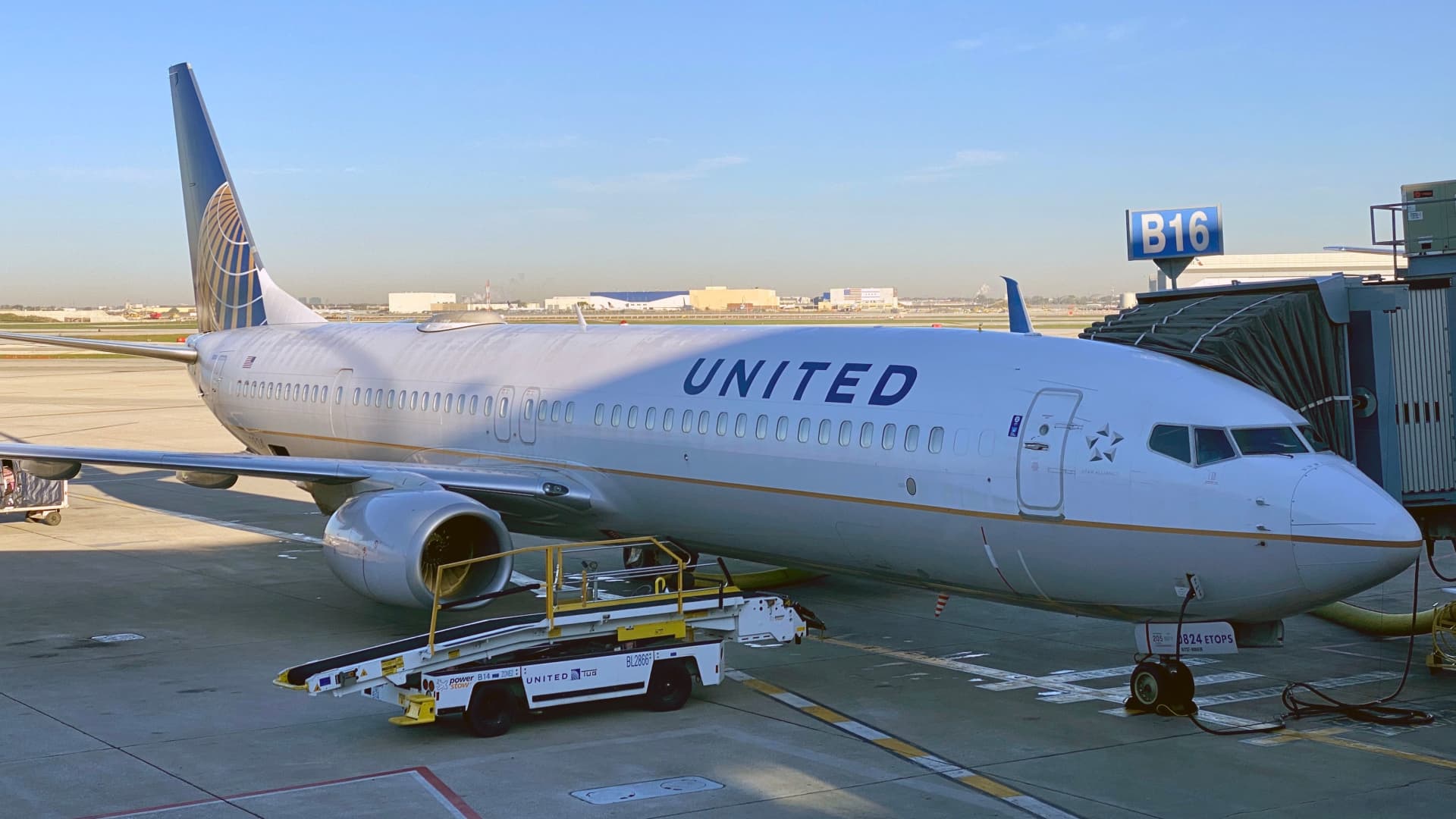 United Airlines texts travelers live radar maps to explain delays