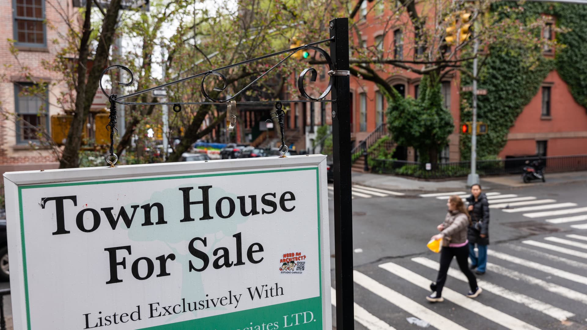 Manhattan is ‘buyer’s market’ as real estate prices fall, inventory rises