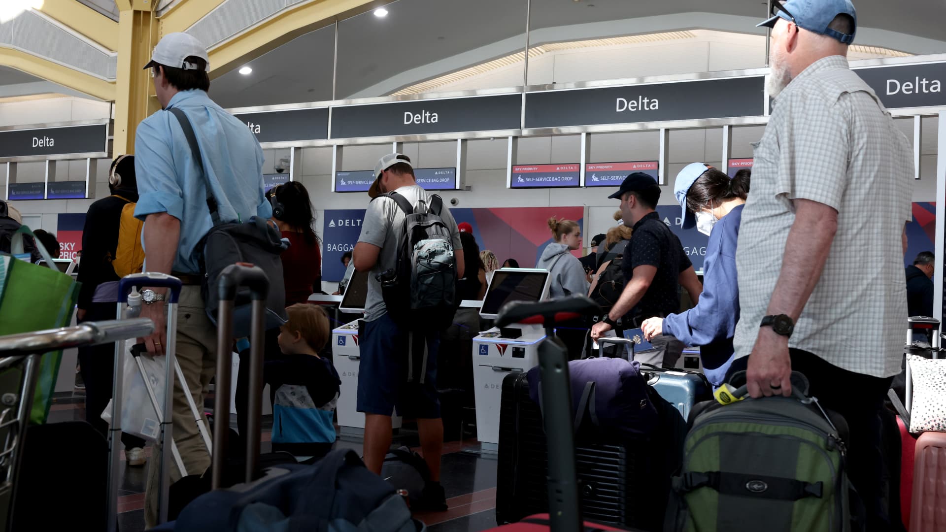 Delta cancels more flights, struggles to recover from Microsoft outage