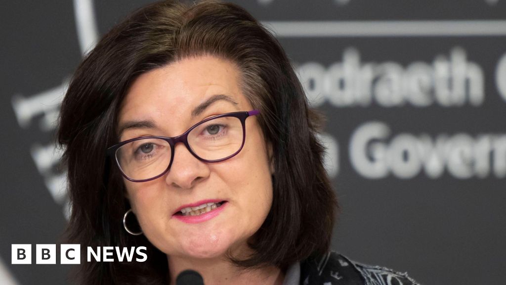 Eluned Morgan likely to become Wales’ first female leader