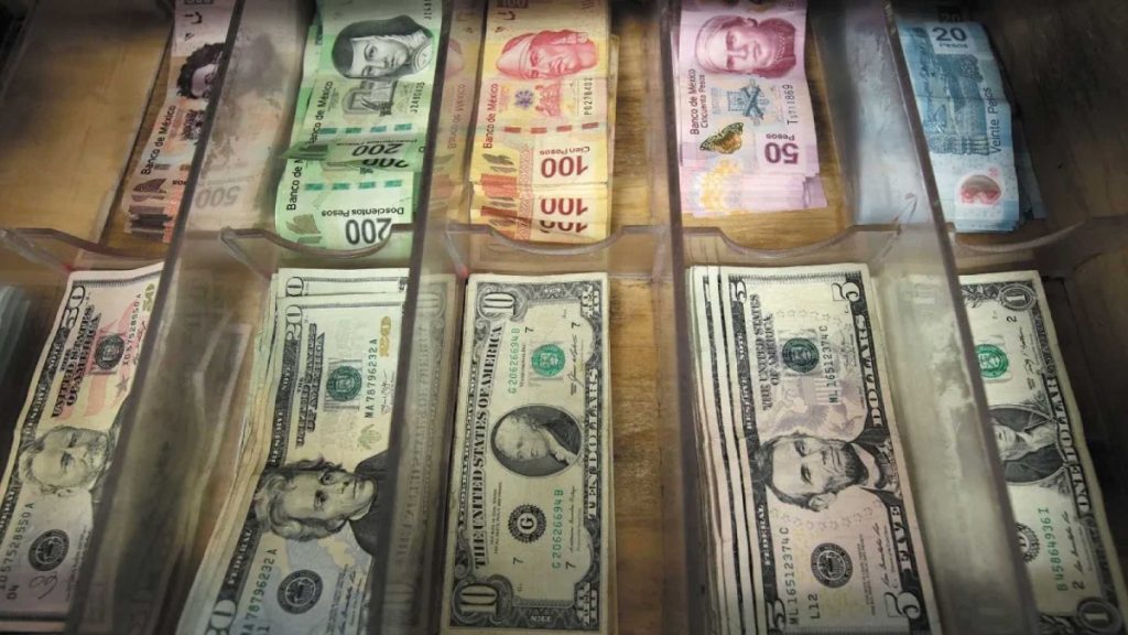 Mexican Peso Poised for Fifth Consecutive Decline Amid Dollar Strengthening