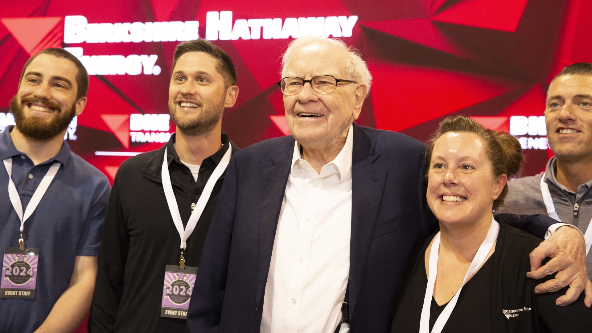Berkshire’s cash pile could top $200 billion as Buffett sells stock