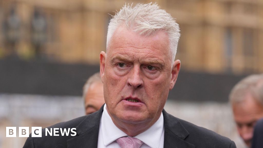 Lee Anderson ordered to apologise for swearing at guard