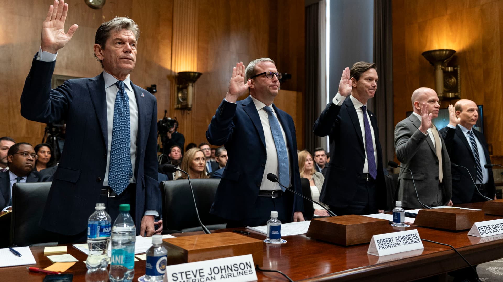 Airline executives defend seat fees before Senate panel