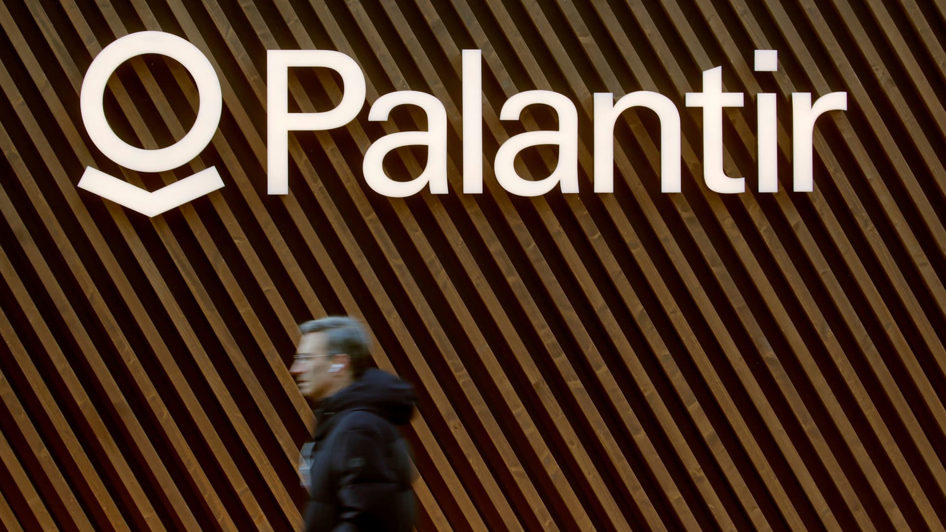 One-time market favorite Palantir drops 9% on Monday and is now down nearly 30% from high
