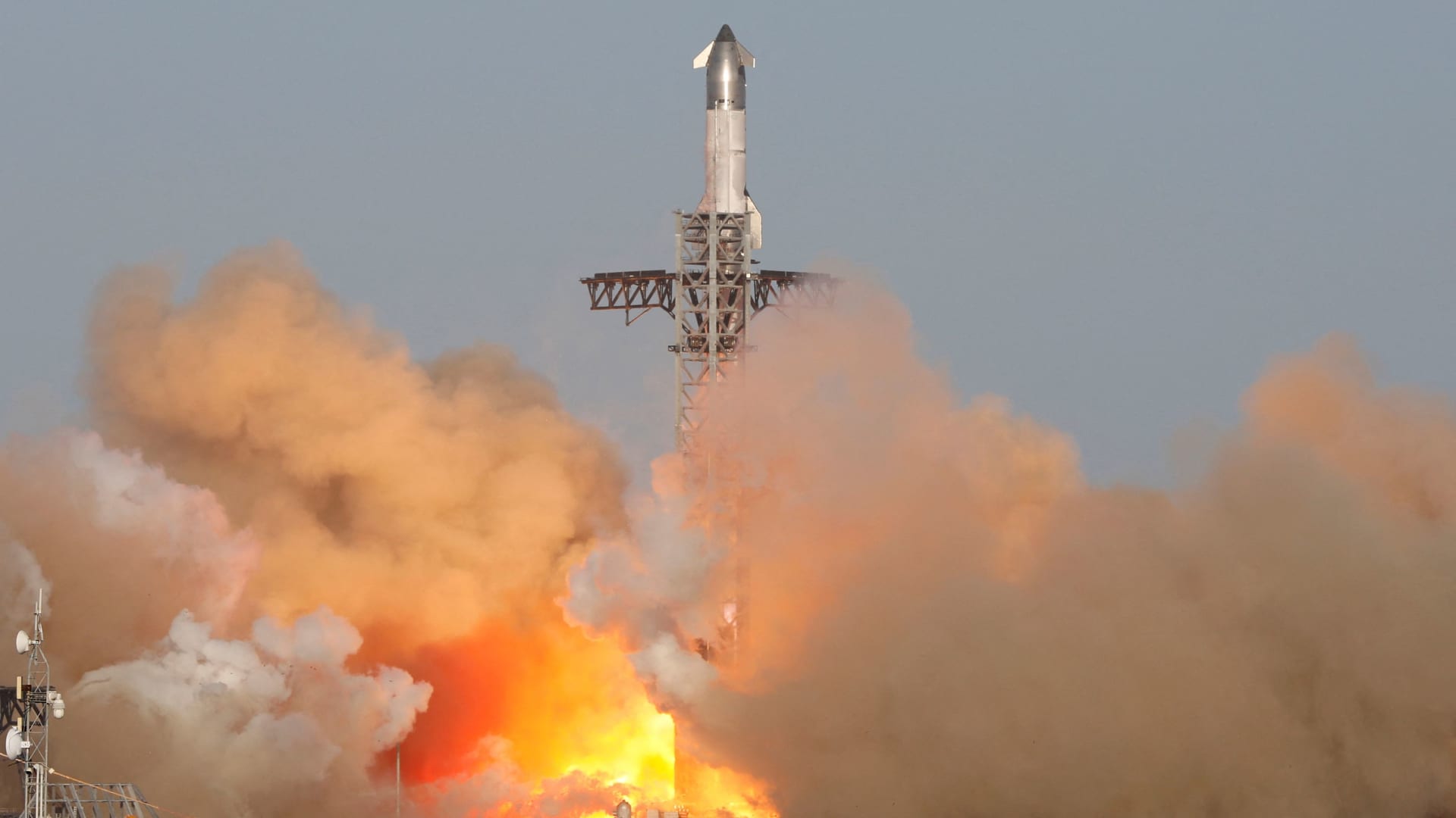FAA briefly halts flights to Florida airports after SpaceX test failure