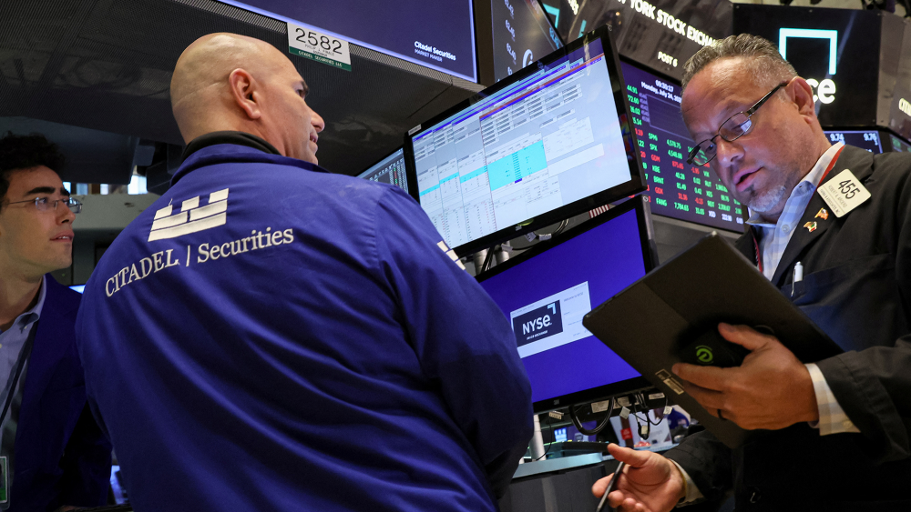Wall Street Falls Amid U.S.-EU Trade Tensions