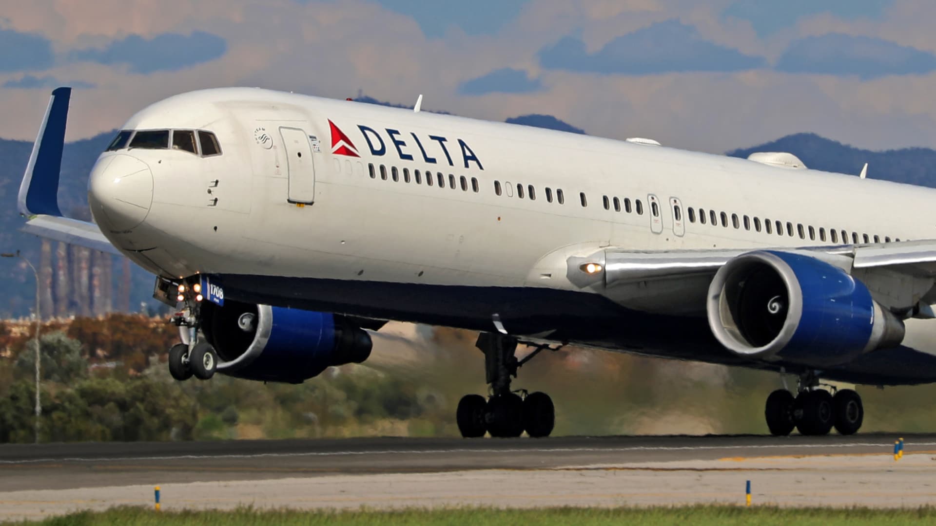 Airlines expected to cut 2025 outlooks as travel demand falters