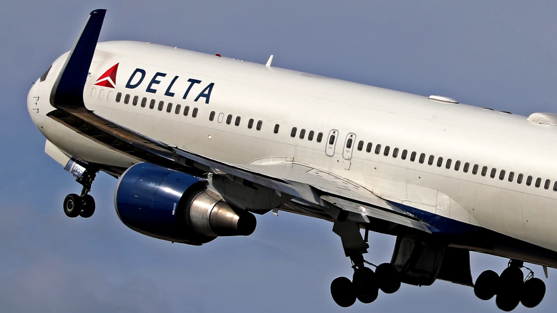 Airline stocks slide as concerns grow over consumer travel
