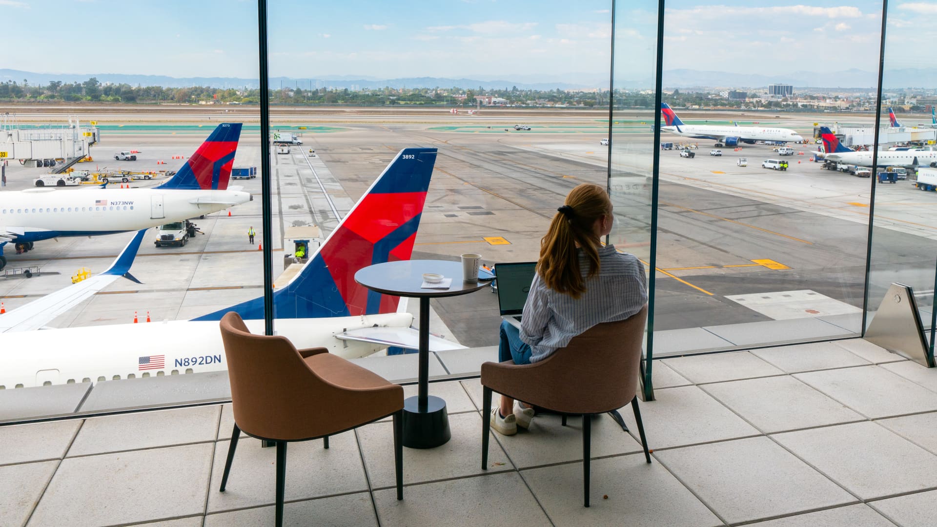 Airlines bank on splurging vacationers as clouds form on economy