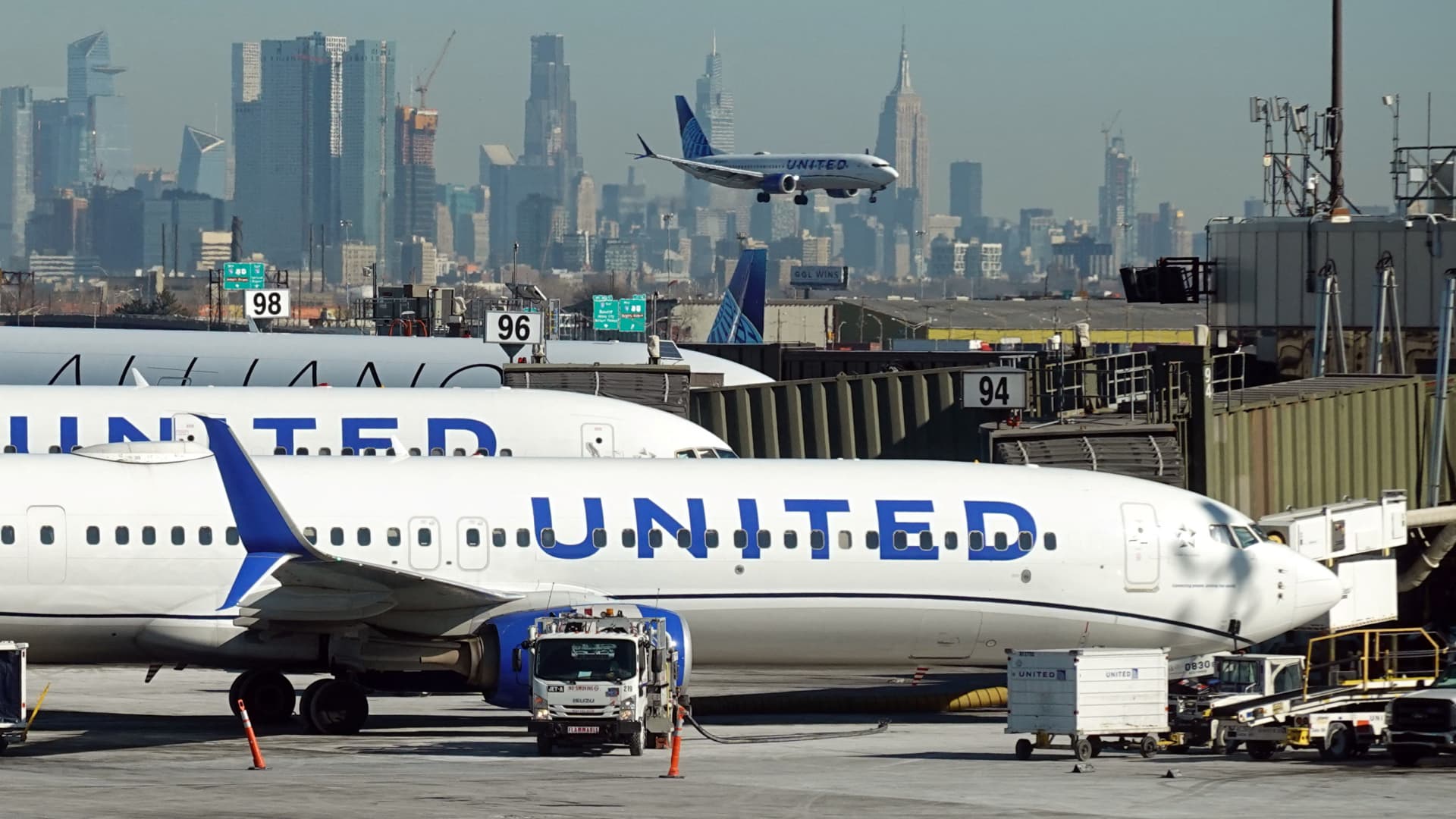 United Air, Microchip lead stocks posting 20%-plus reversals Wednesday
