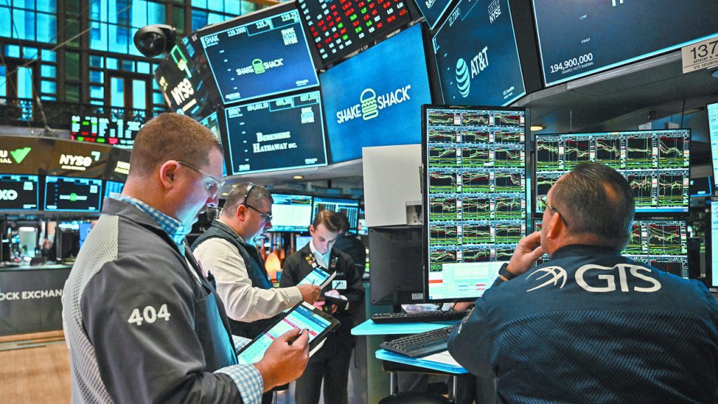 Wall Street Closes Mixed Amid Anticipation of U.S. Tariffs