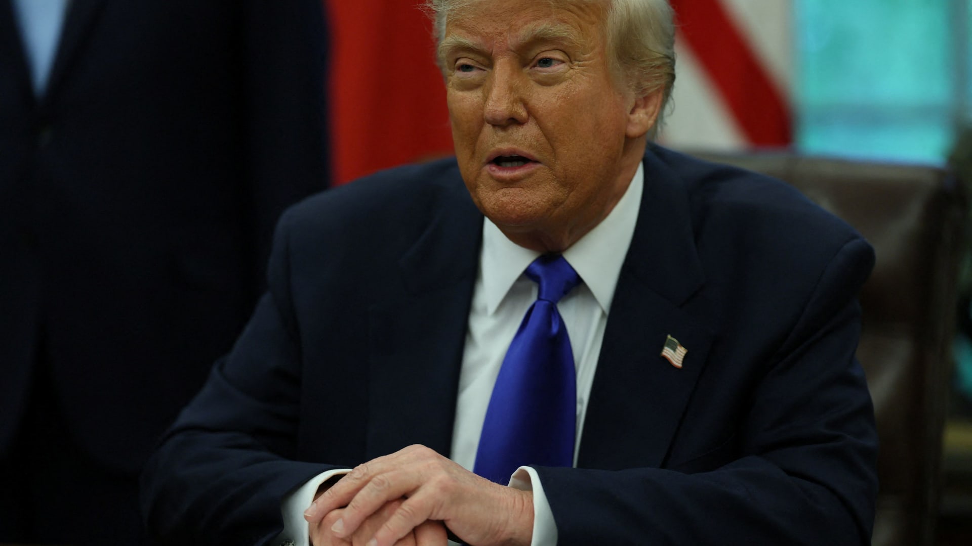 Trump signs order to boost U.S. drug manufacturing