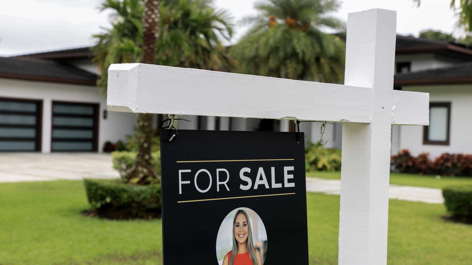Mortgage rates cross back over 7% after U.S. credit downgrade