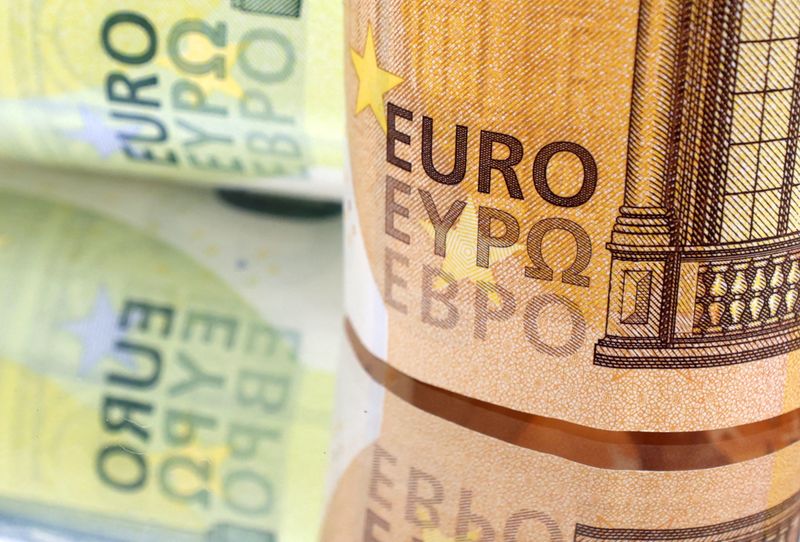 JPMorgan goes long euro vs Romanian leu in FX spot market