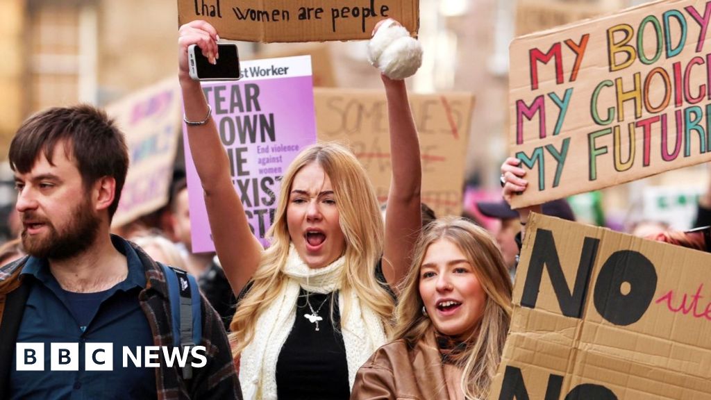 Scottish ministers shelve plans for new misogyny law