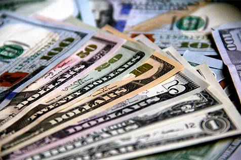 US dollar gives up four-week high ahead of US-China trade talks