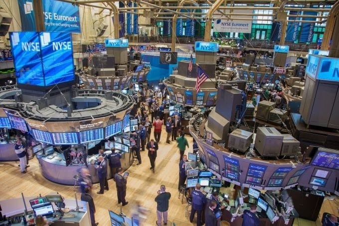 Euro, Stocks Higher as Trump Delays EU Tariff